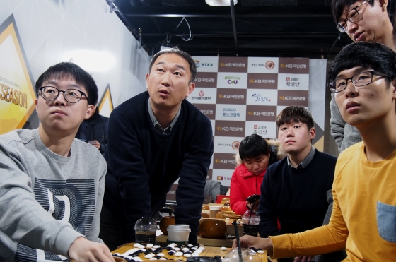 최철한, 신진서 격파...포스코켐텍, 챔프 1차전 승리 (종합)